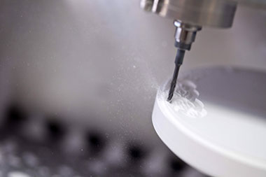 apex dentallabor leistung zahntechnik Zirkon beim Fräsvorgang